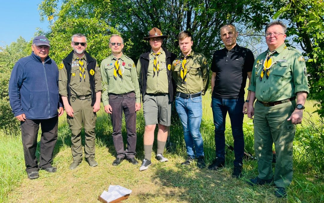 Закарпатські мурлики набрали землю з Красного Поля для перепоховання Андрія Мельника